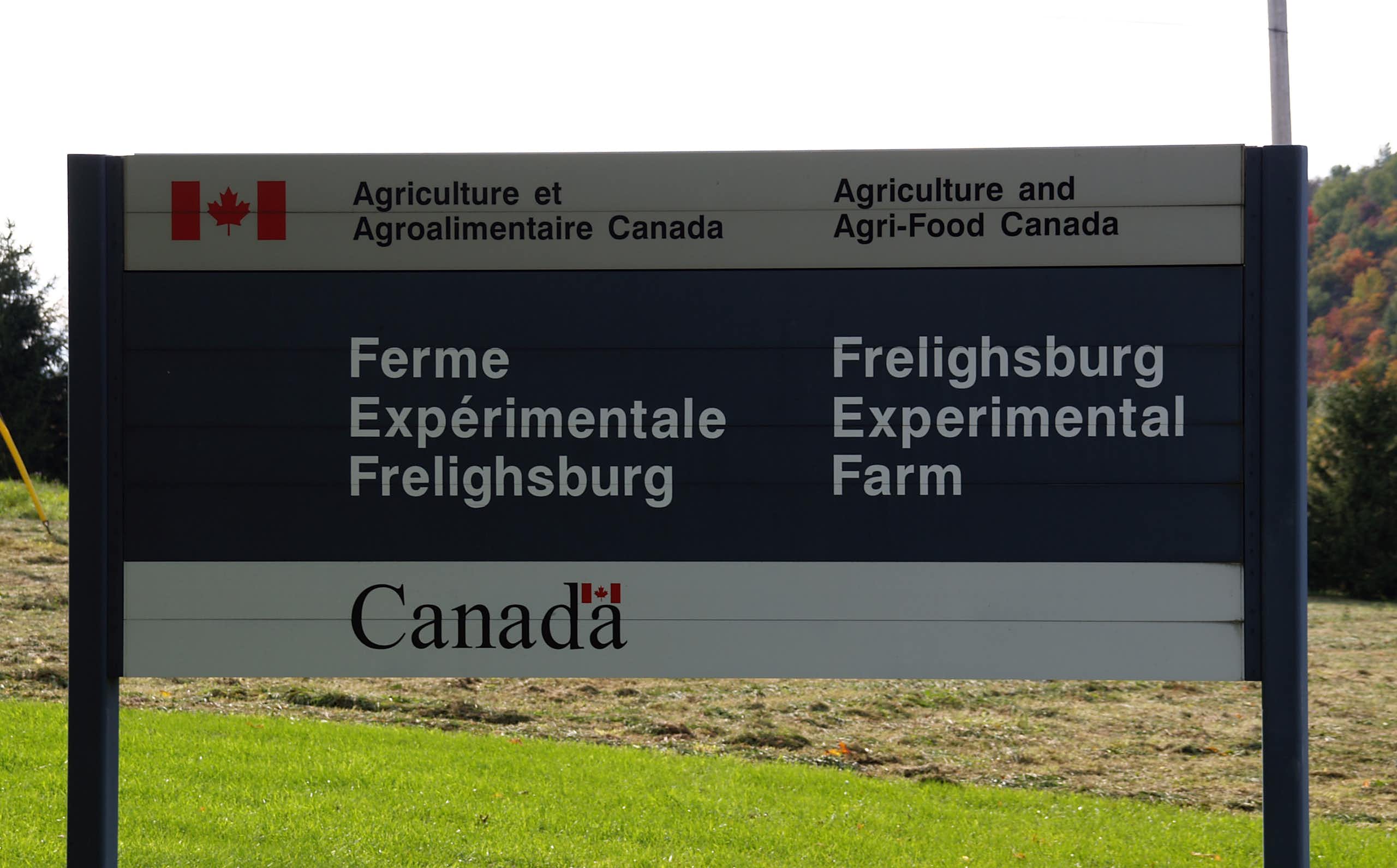 Pancarte indiquant une ferme expérimentale au Canada