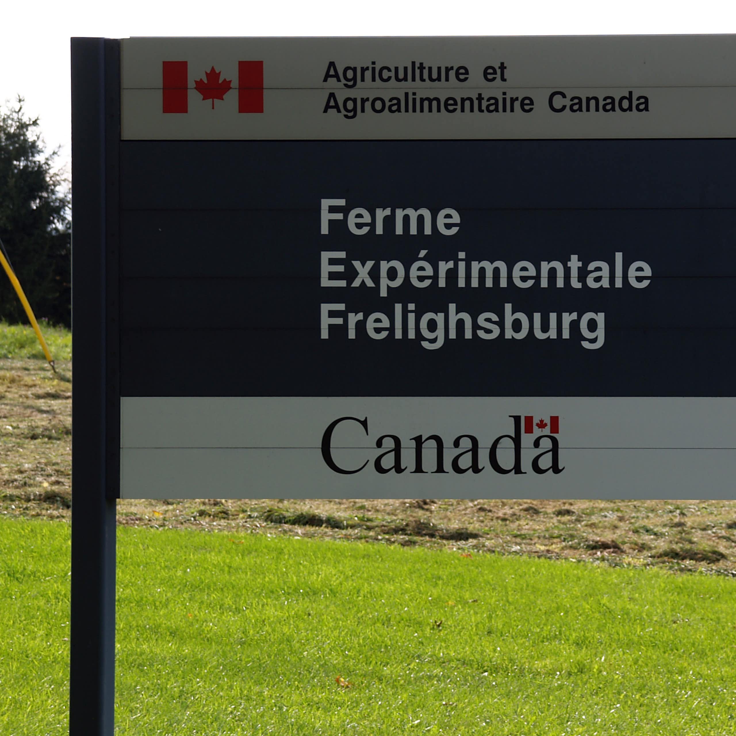 Pancarte indiquant une ferme expérimentale au Canada