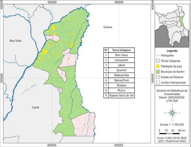 Mapa mostra o estado de Roraima em verde, com as nove terras indígenas do estado marcadas em rosa