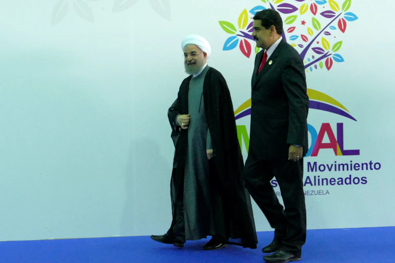 El expresidente iraní Hasan Rouhani y el presidente venezolano, Nicolás Maduro caminan juntos.