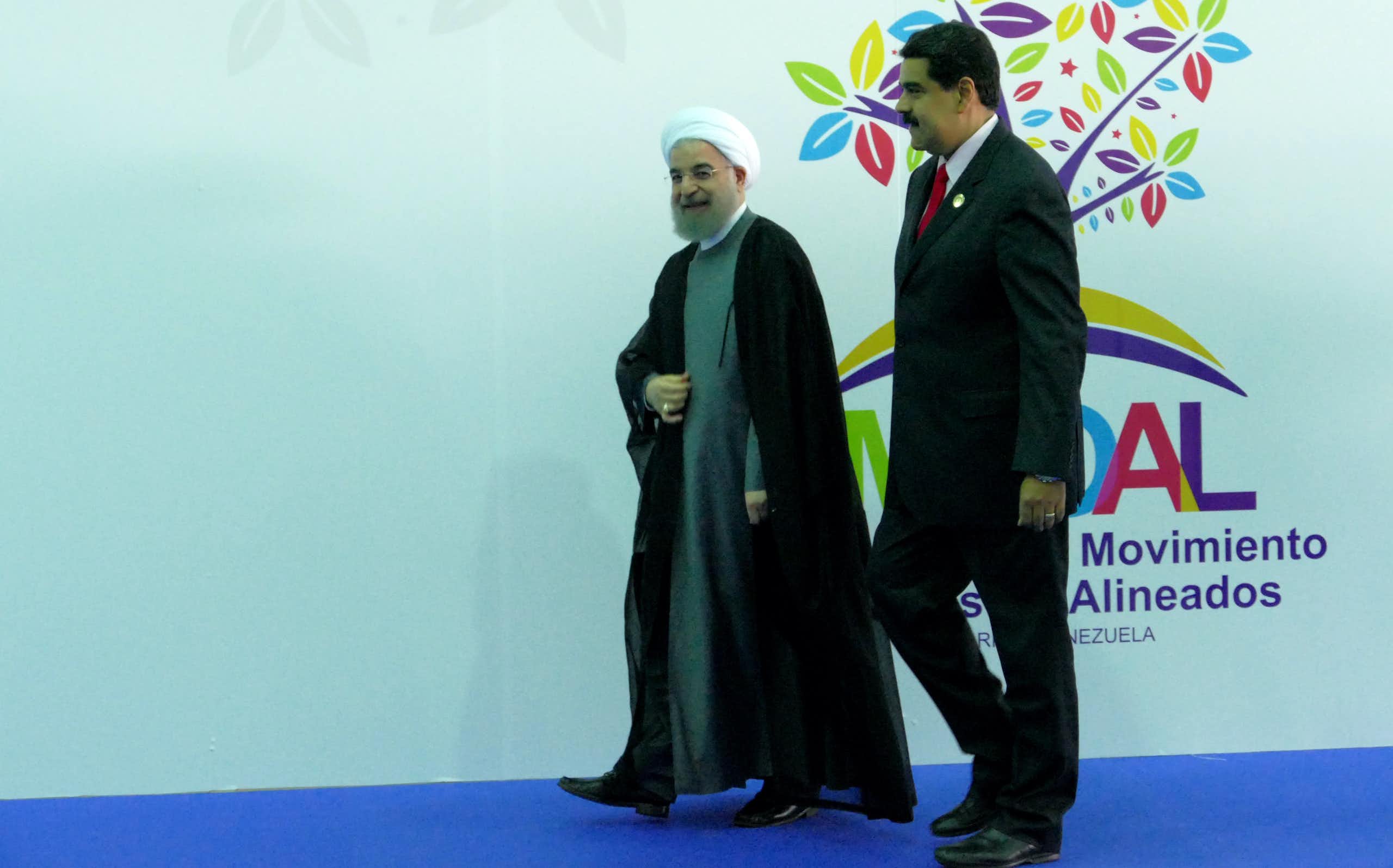 El expresidente iraní Hasan Rouhani y el presidente venezolano, Nicolás Maduro caminan juntos.