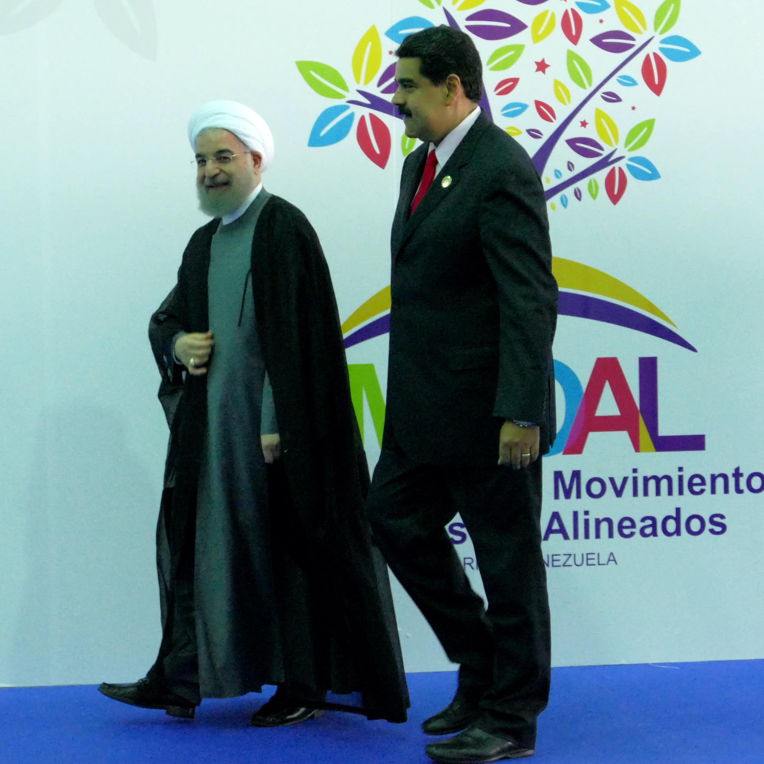 El expresidente iraní Hasan Rouhani y el presidente venezolano, Nicolás Maduro caminan juntos.