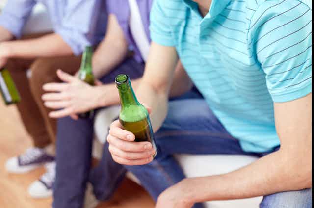 Des jeunes en train de boire une bière