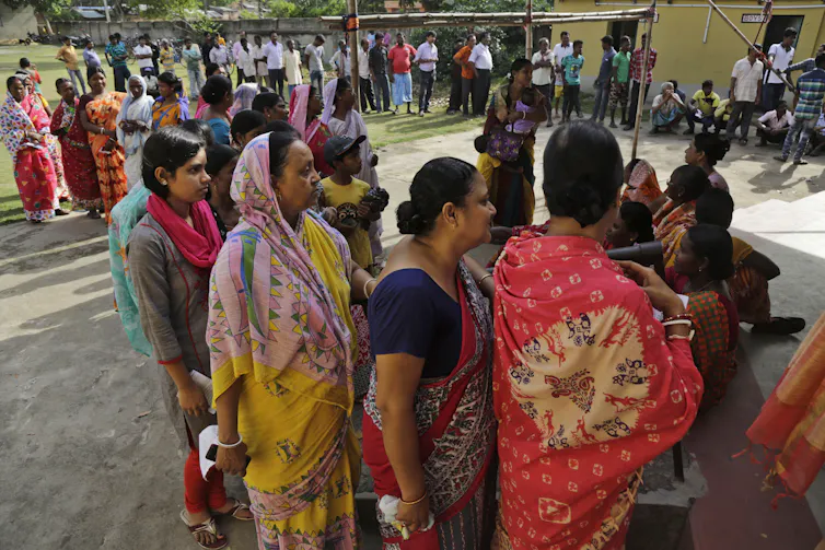 Colas de gente esperando para votar en las elecciones de 2019.