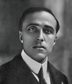 Retrato de hombros y cabeza de un hombre con traje y corbata