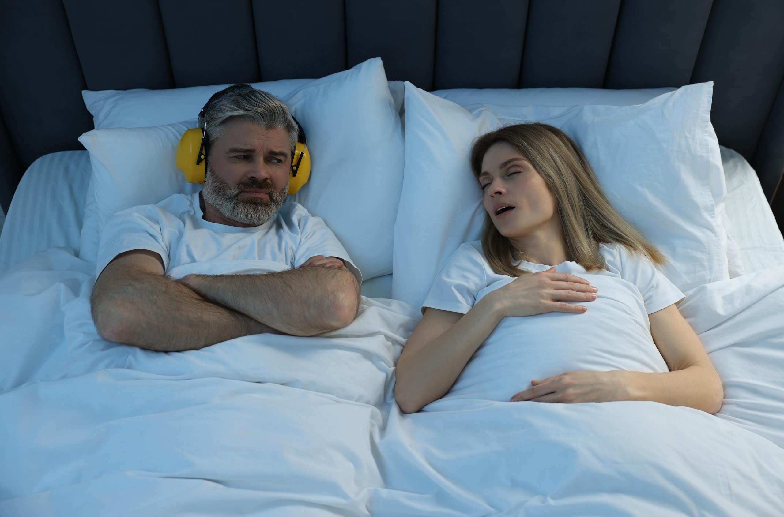 Roncar no es sinónimo de dormir bien (y puede perjudicar la salud del compañero de cama)