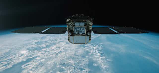 Vue d'artiste du satellite ADRAS-J en orbite au dessus de la Terre.
