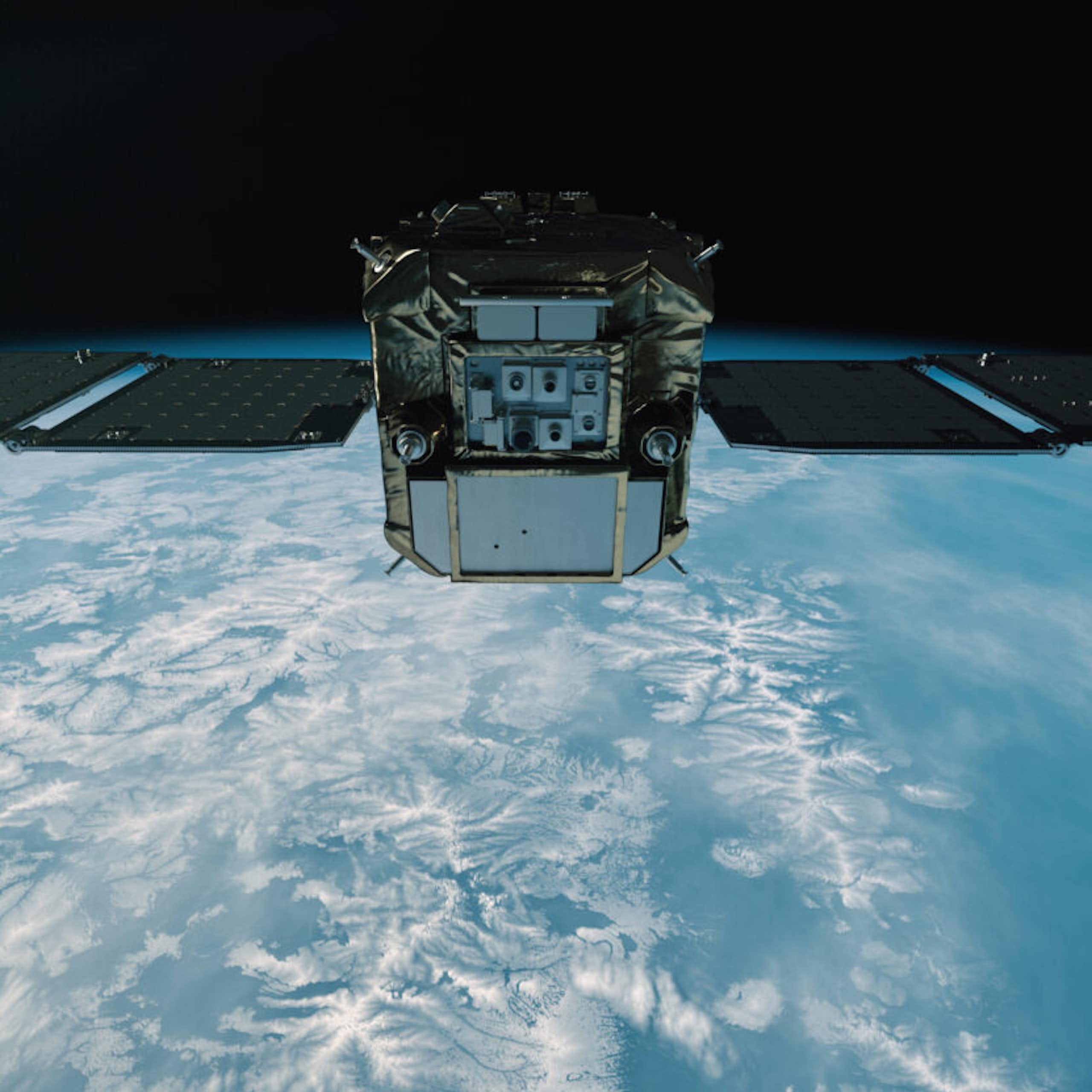 Vue d'artiste du satellite ADRAS-J en orbite au dessus de la Terre.