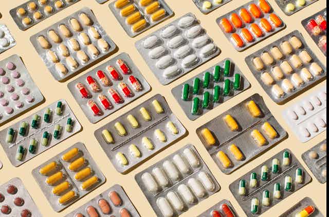 Conjunto de pílulas multicoloridas em embalagens blister