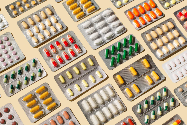 Conjunto de pílulas multicoloridas em embalagens blister