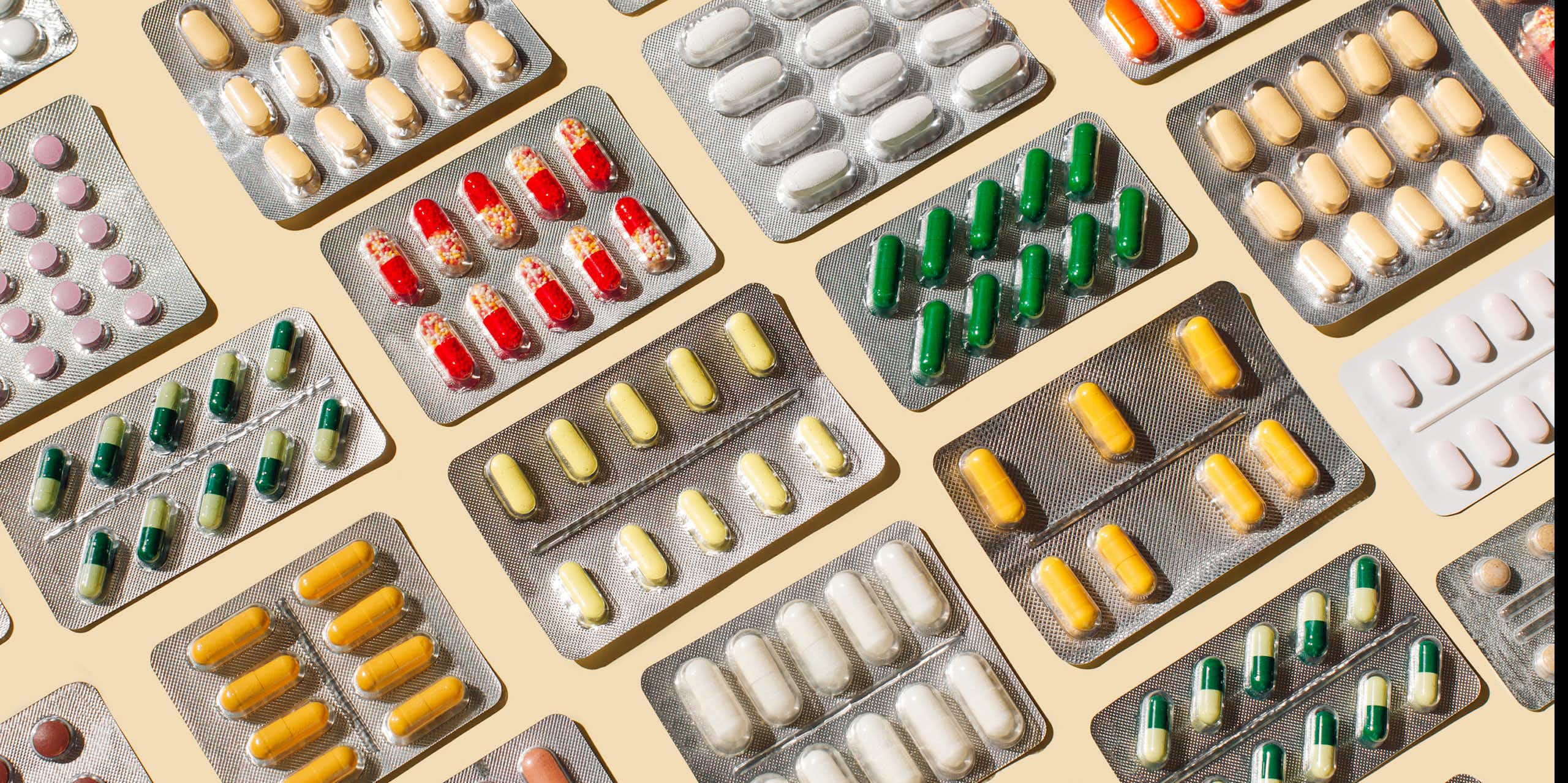 Conjunto de pílulas multicoloridas em embalagens blister