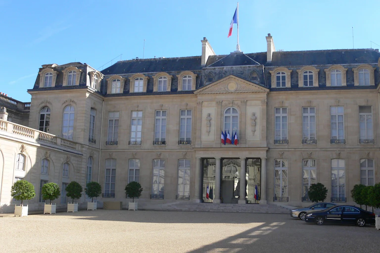 la cour et le palais de l'Elysée avec un ciel bleu