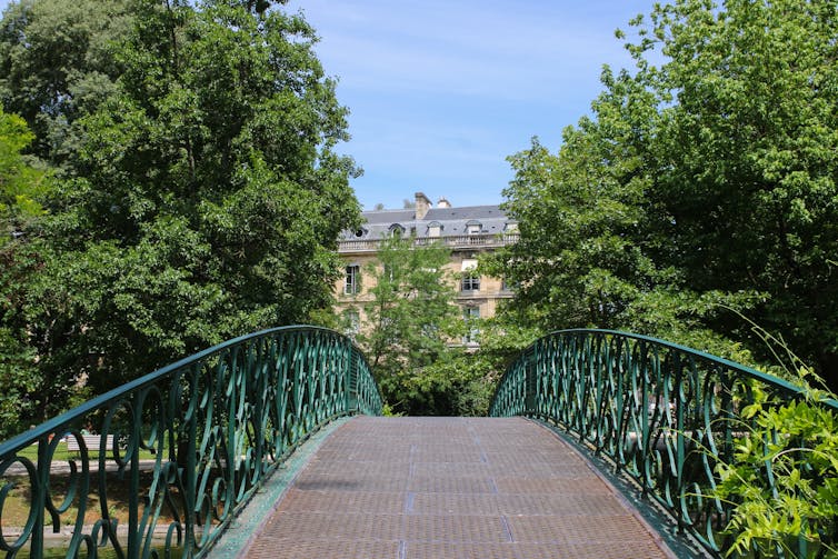 Photo d’un pont dans un parc à Bordeaux.