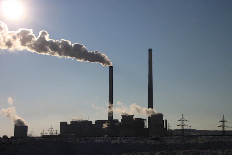 fumée d'usine avec un ciel ensoleillé
