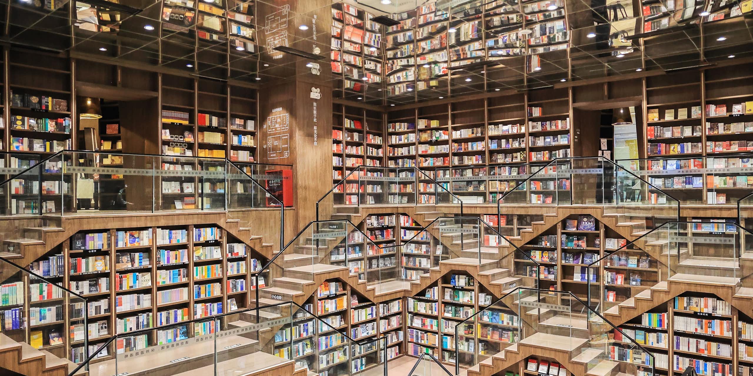 Una librería con un diseño de interiores que replica formas geométricas.