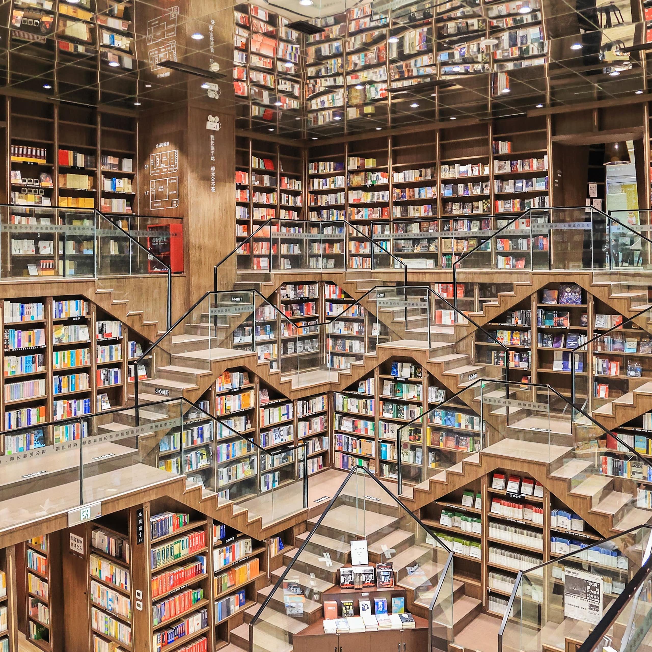 Una librería con un diseño de interiores que replica formas geométricas.