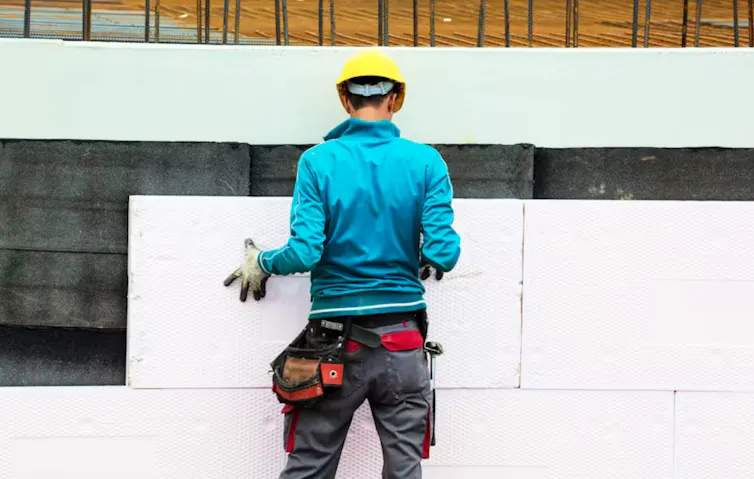 homme avec un casque qui isole un mur