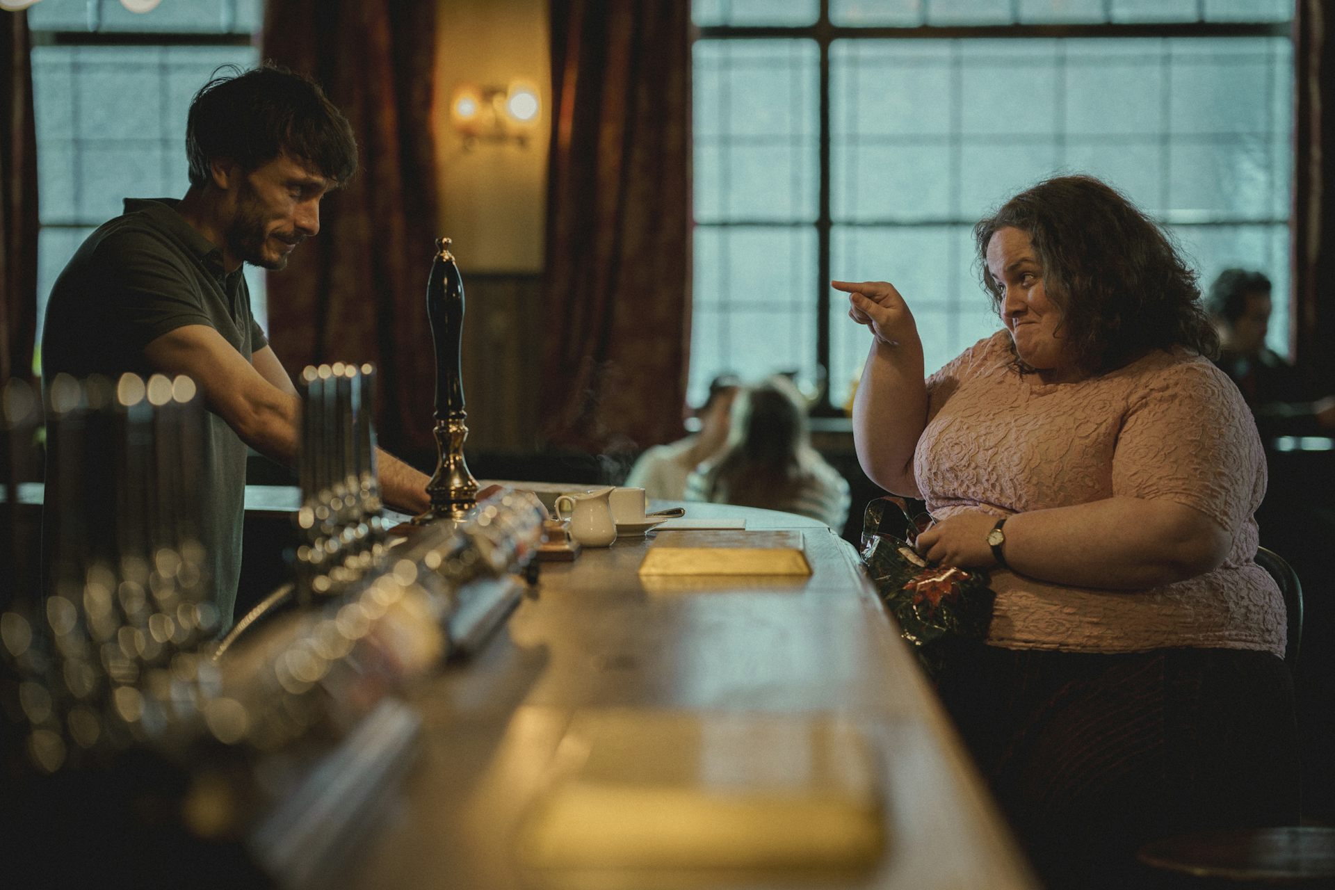 Donny derrière un bar tandis que Martha lui parle assise sur un tabouret