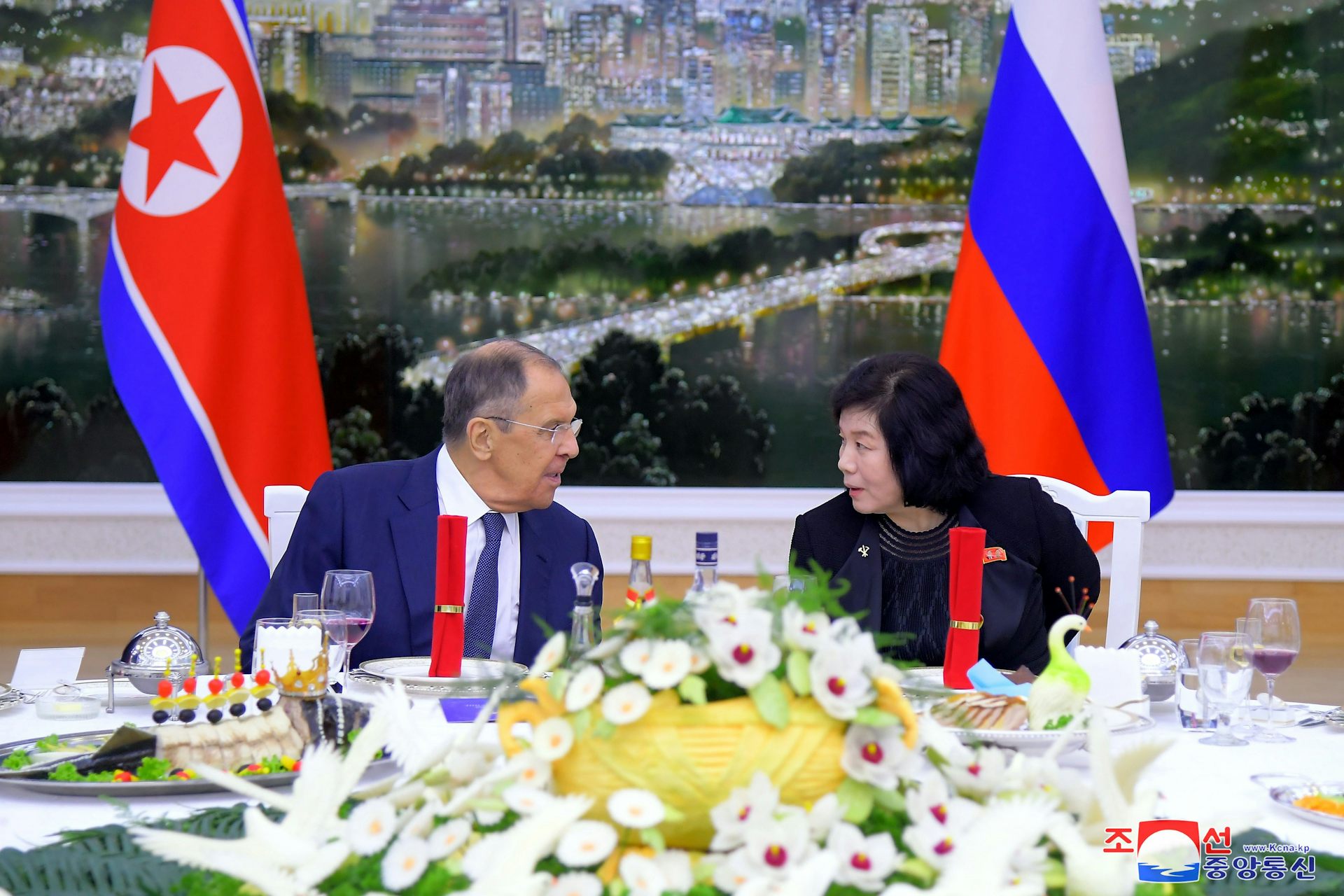 Russian foreign minister, Sergey Lavrov, speaking with North Korean foreign minister, Choe Son-hui, at a dinner in Pyongyang.