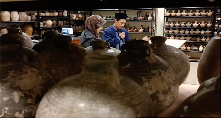 Dr Muja Hiduddin and Fatimah Rahman lead a ceremony at the Southeast Asian Ceramic Archaeology Laboratory at Flinders University.