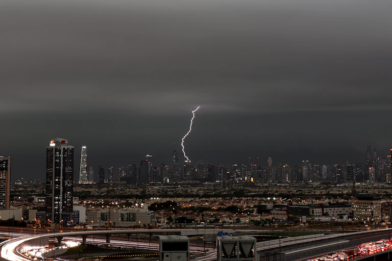 Orage sur une ligne de gratte-ciels