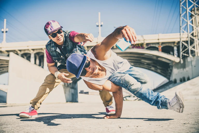Dois homens dançando breakdance