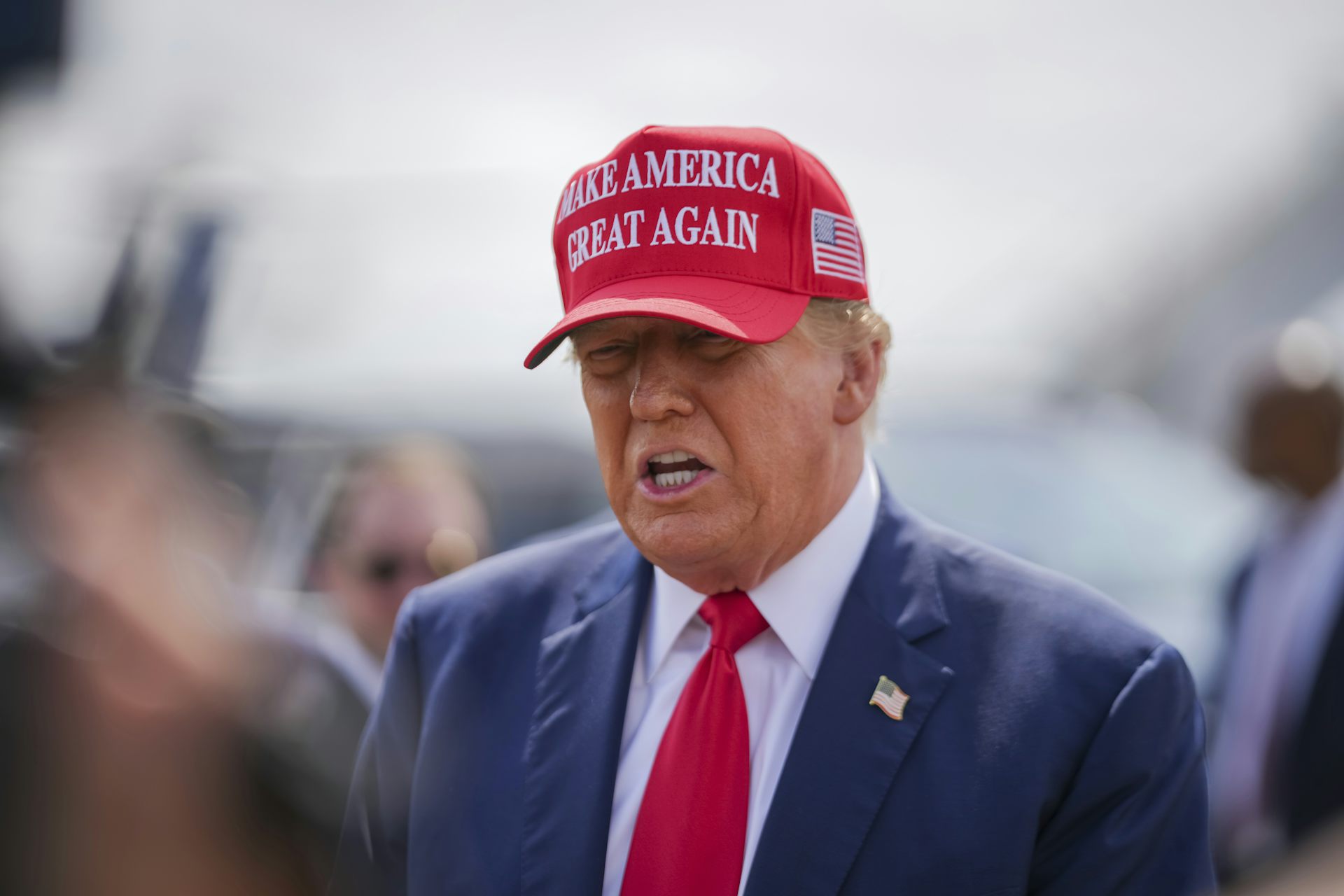 Donald Trump arborant la casquette MAGA