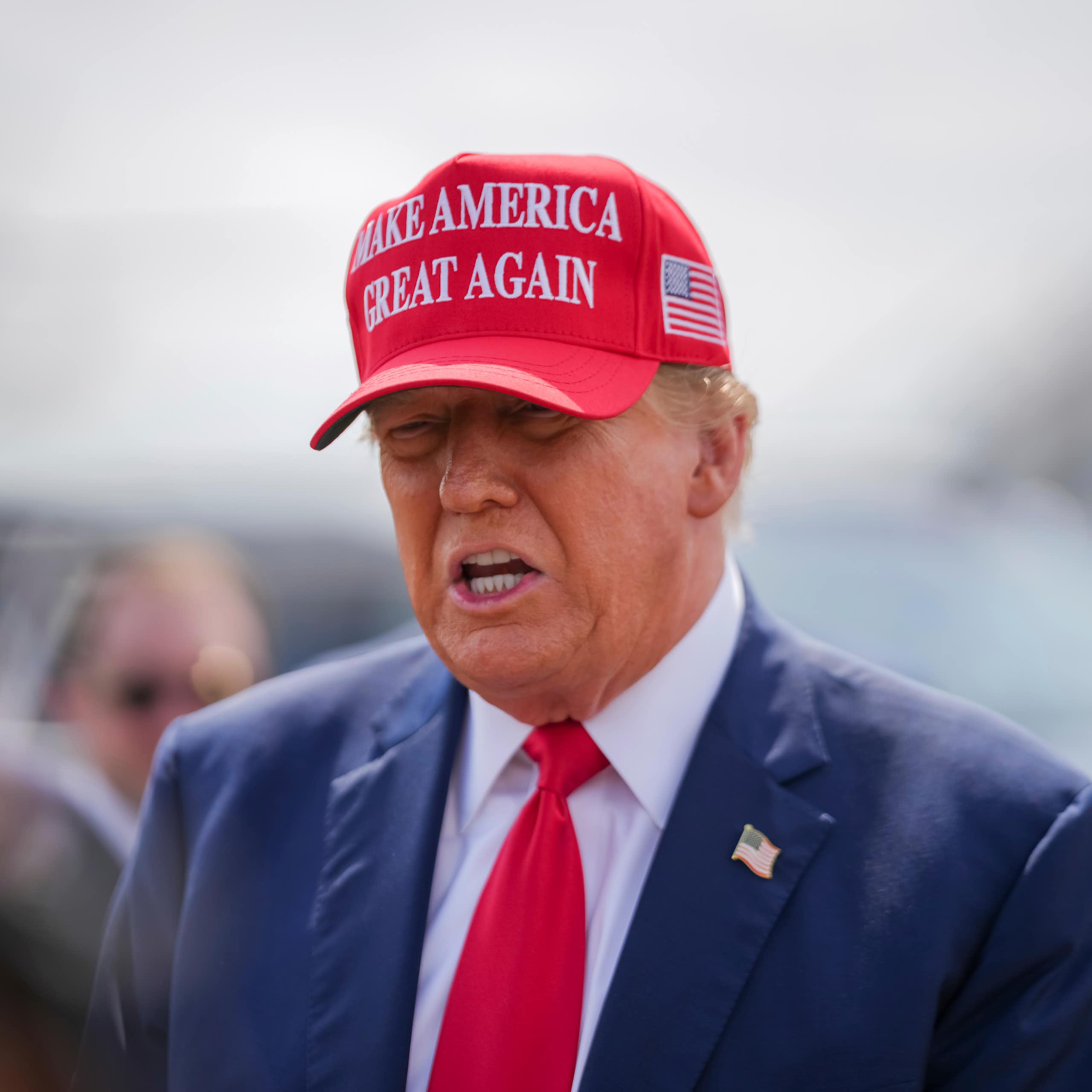 Donald Trump arborant la casquette MAGA