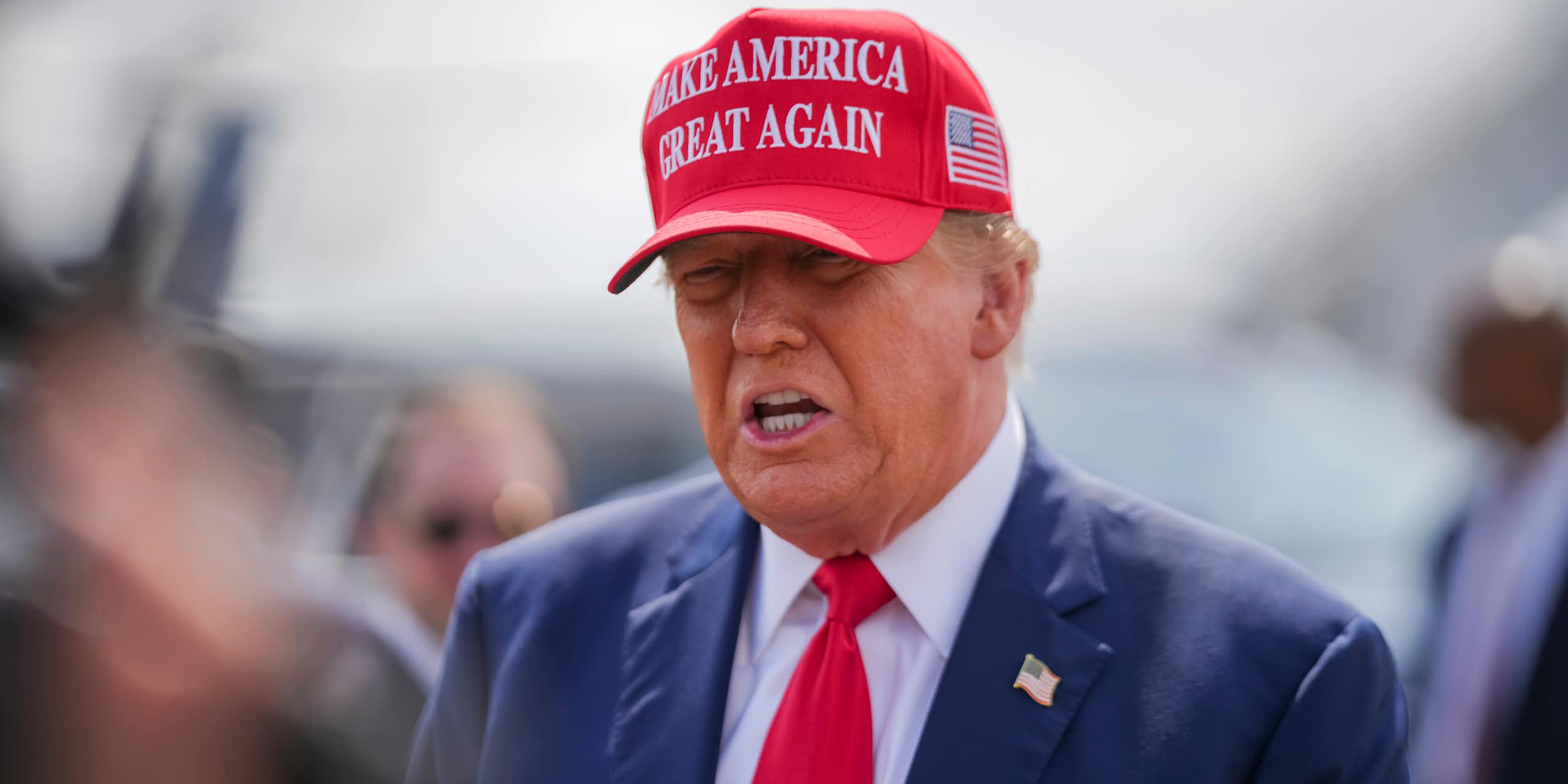 Donald Trump arborant la casquette MAGA