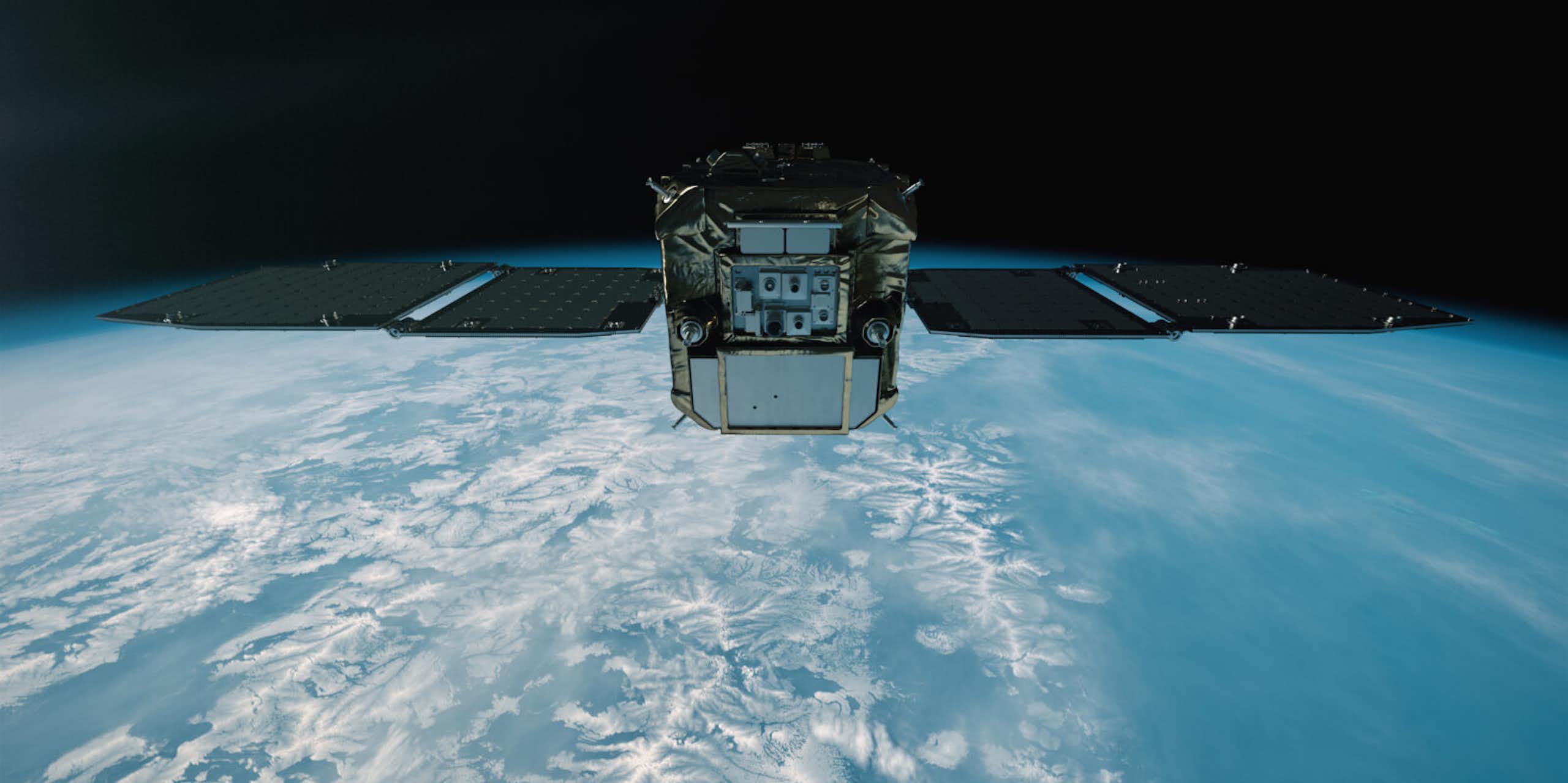 Vista artística del satélite ADRAS-J en órbita sobre la Tierra.