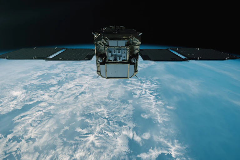 Vista artística del satélite ADRAS-J en órbita sobre la Tierra.