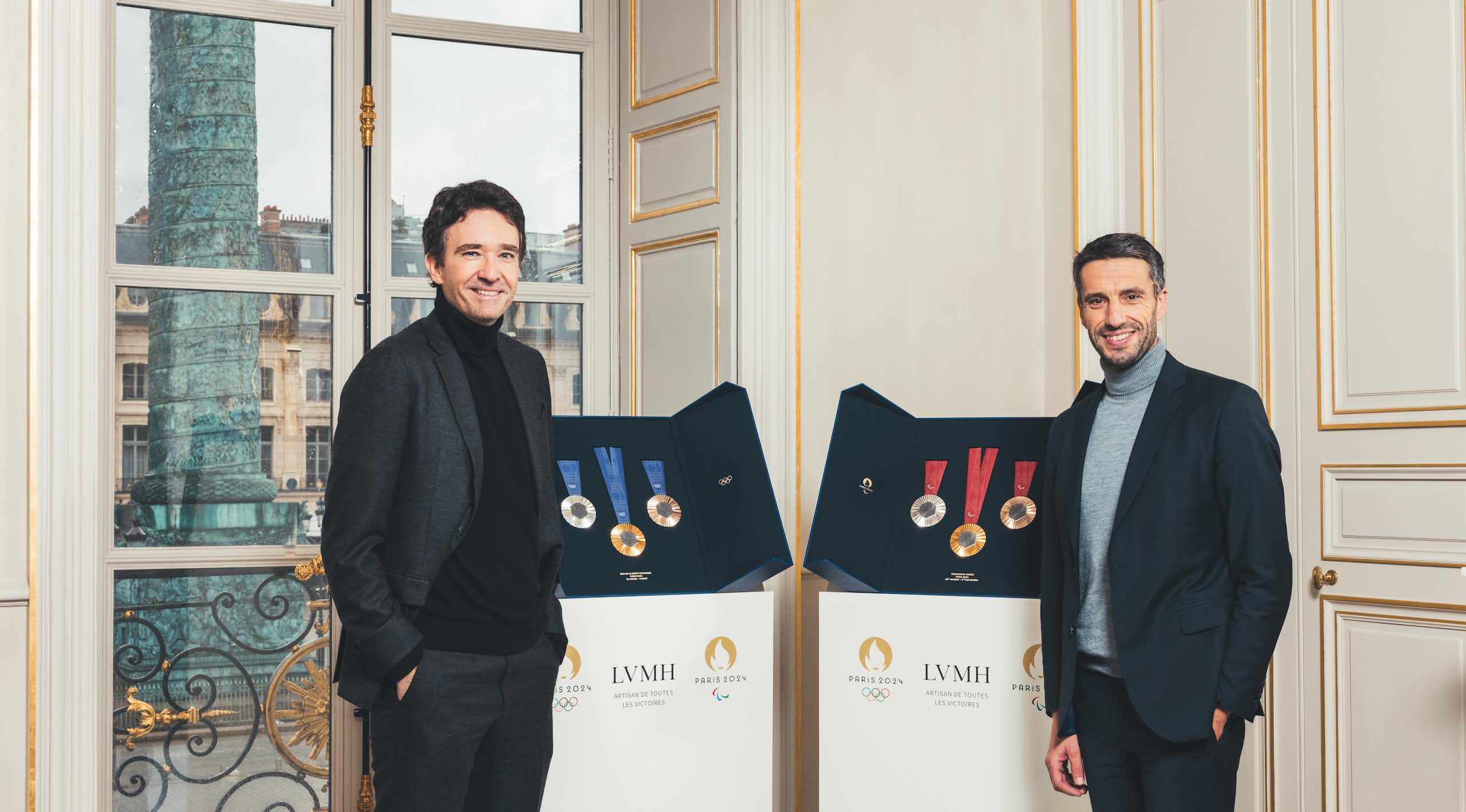 Antoine Arnault et Tony Estanguet présentent les médailles des JO  et des jeux paralympiques de Paris