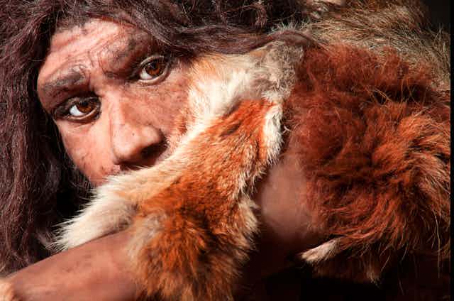 Vue rapprochée d'un homme néandertal, concentré dans les yeux