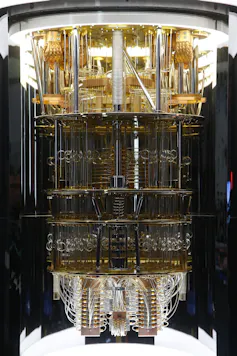 Uma máquina grande com várias camadas de componentes eletrônicos.