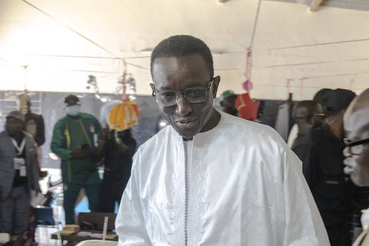 Le candidat à la présidence sénégalaise Amadou Ba vote