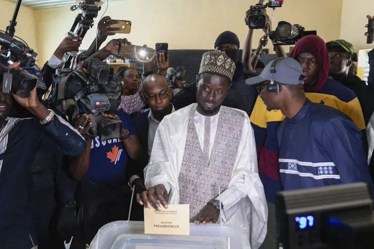 Le politicien Bassirou Diomaye Faye vote