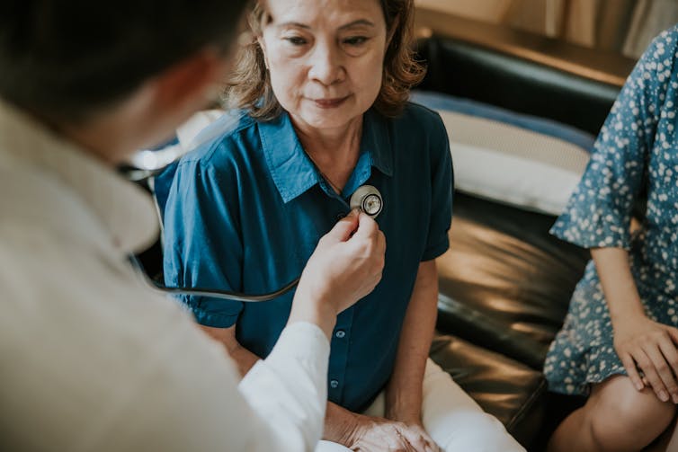 lung cancer report essay Patient sitting in chair with another person beside them while doctor places stethoscope on their chest