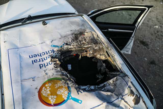 Veículo danificado no qual os trabalhadores da World Central Kitchen estavam viajando quando foram atingidos por um ataque aéreo israelense.
