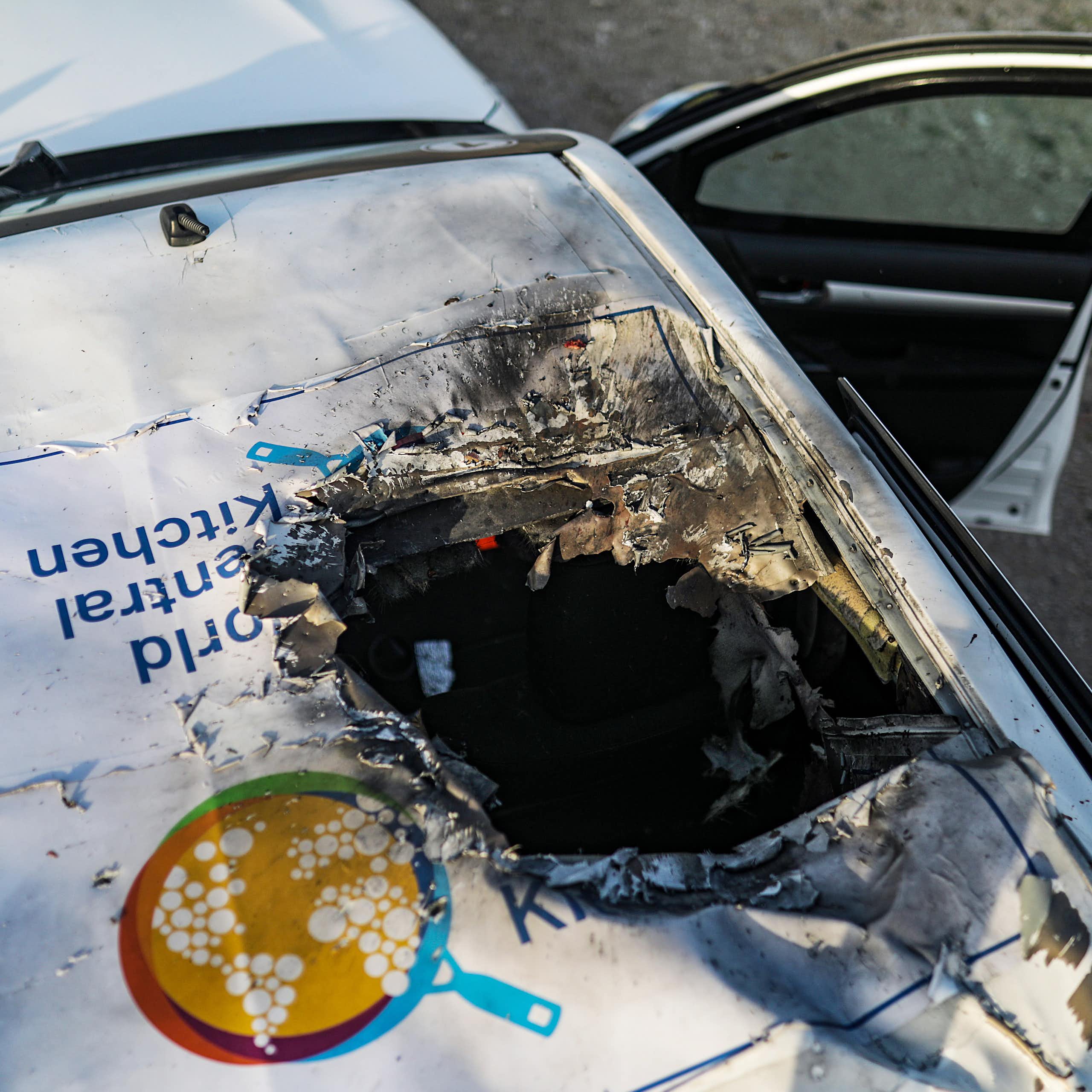 Veículo danificado no qual os trabalhadores da World Central Kitchen estavam viajando quando foram atingidos por um ataque aéreo israelense.