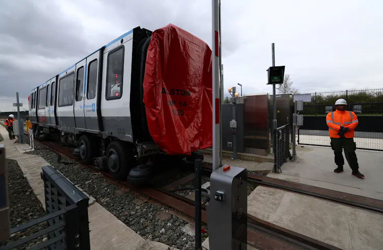 Une nouvelle voiture du métro parisien arrivant au futur centre de maintenance et de stationnement des trains de la ligne 14 du métro parisien construit dans le cadre du projet d’expansion du Grand Paris Express, à Morangis, le 27 mars 2024