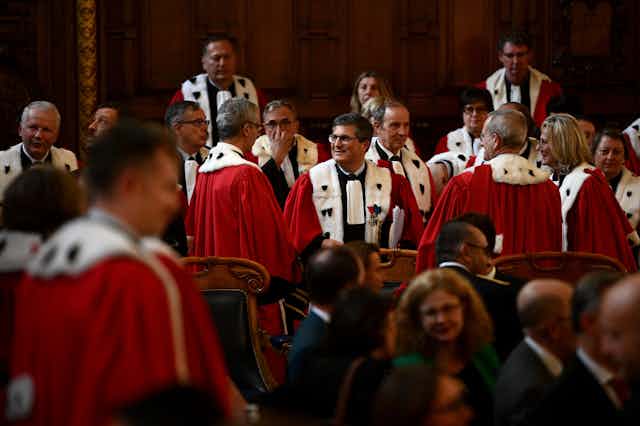 Le premier président de la cour d'appel de Paris, Jacques Boulard (au centre), s'entretient avec ses collègues magistrats lors d'une audience d'installation à la cour d'appel de Paris, le 26 septembre 2022.