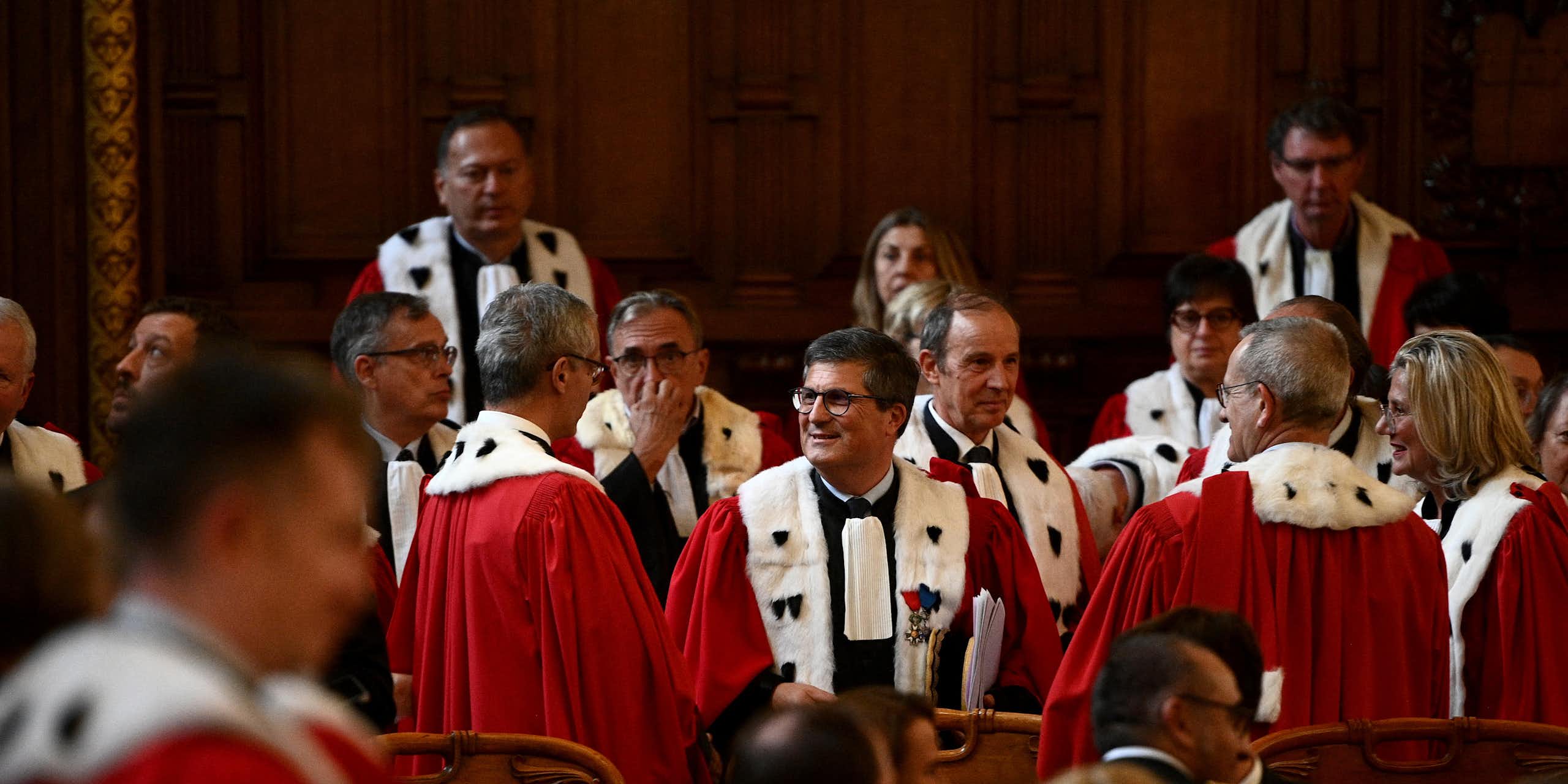 Le premier président de la cour d'appel de Paris, Jacques Boulard (au centre), s'entretient avec ses collègues magistrats lors d'une audience d'installation à la cour d'appel de Paris, le 26 septembre 2022.