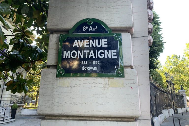 La plaque de rue de l'Avenue Montaigne à Paris