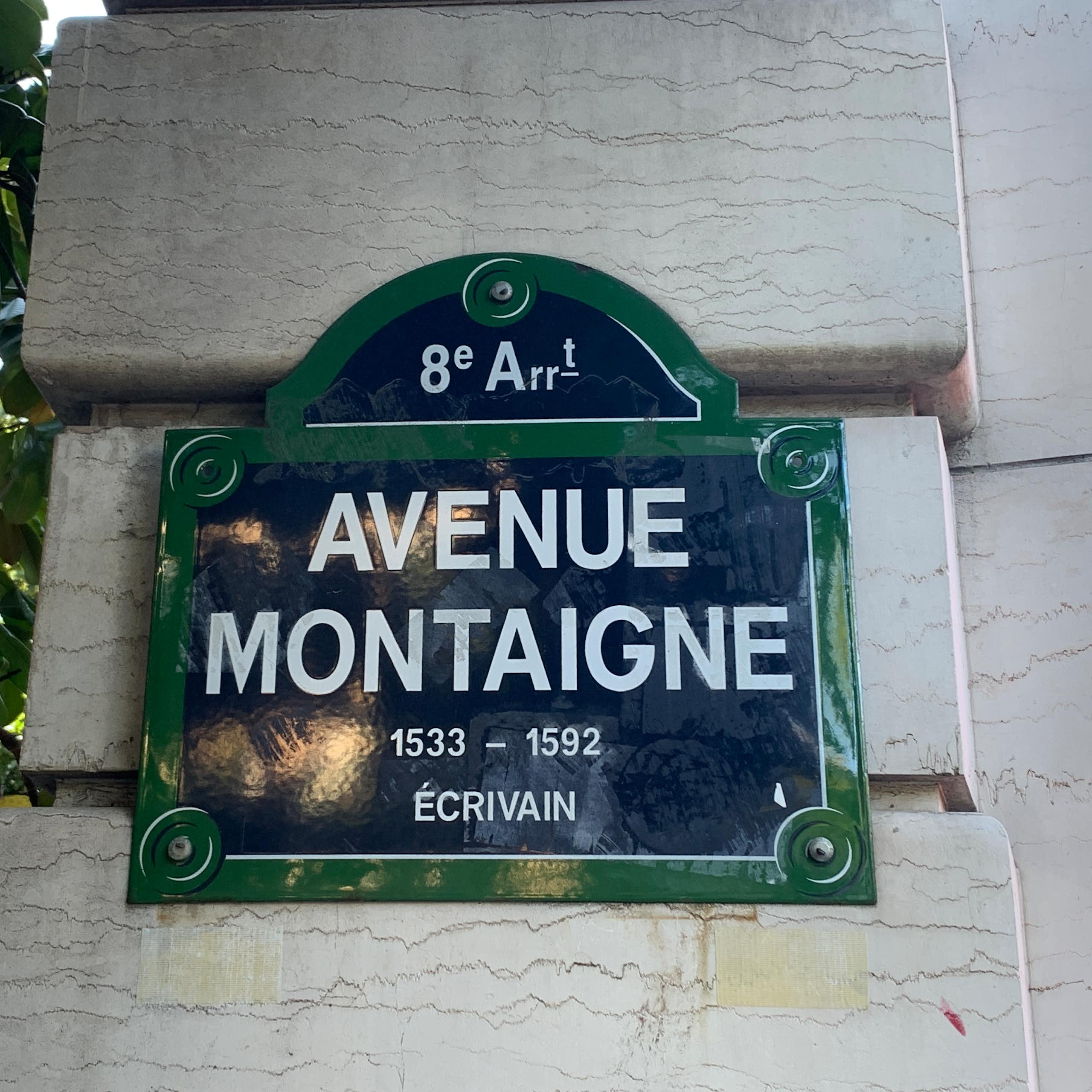 La plaque de rue de l'Avenue Montaigne à Paris