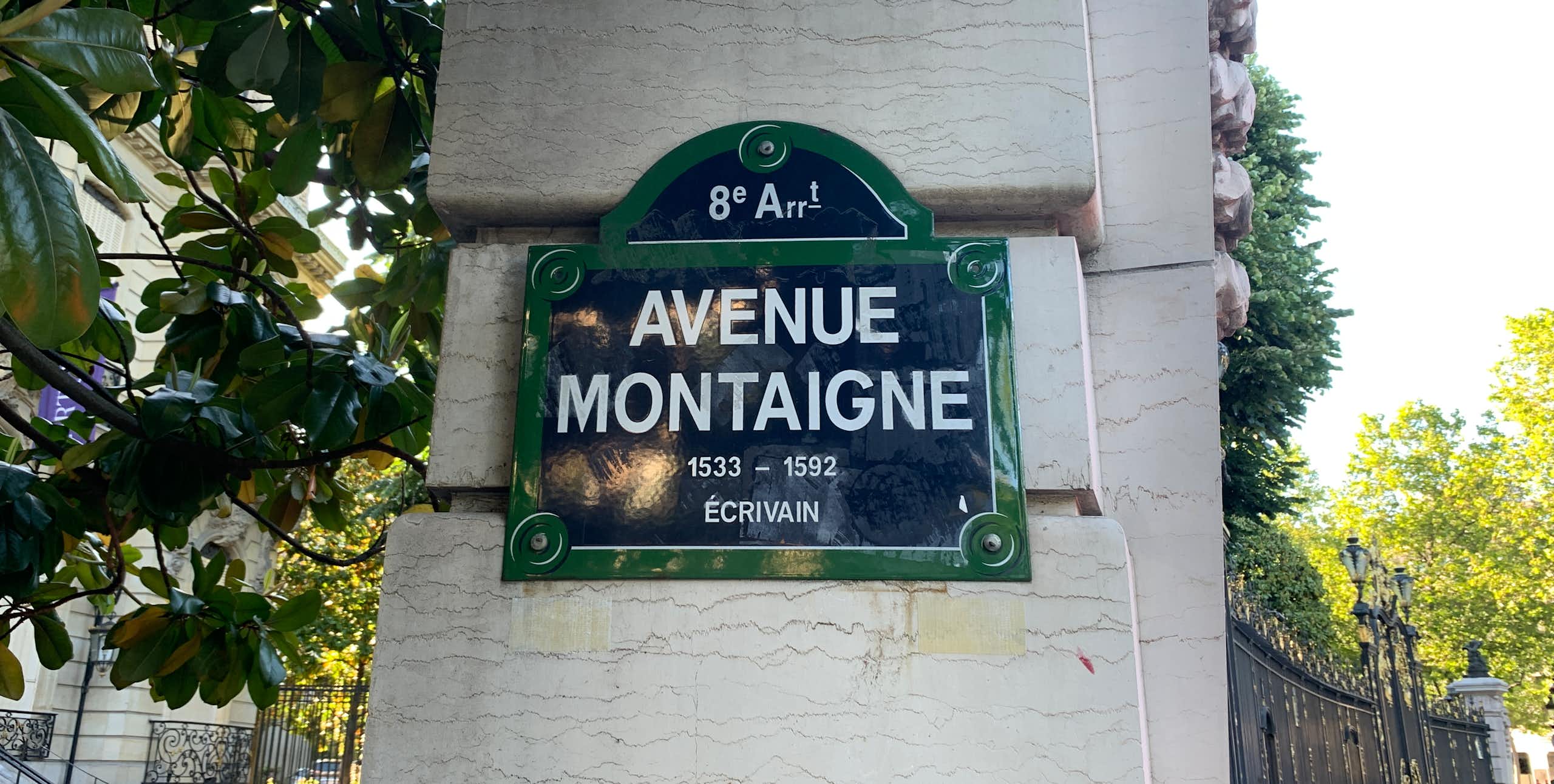 La plaque de rue de l'Avenue Montaigne à Paris
