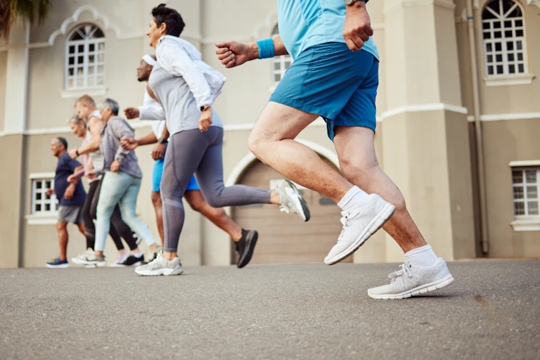 Des seniors en tenue de sport font une course sur le bitume.