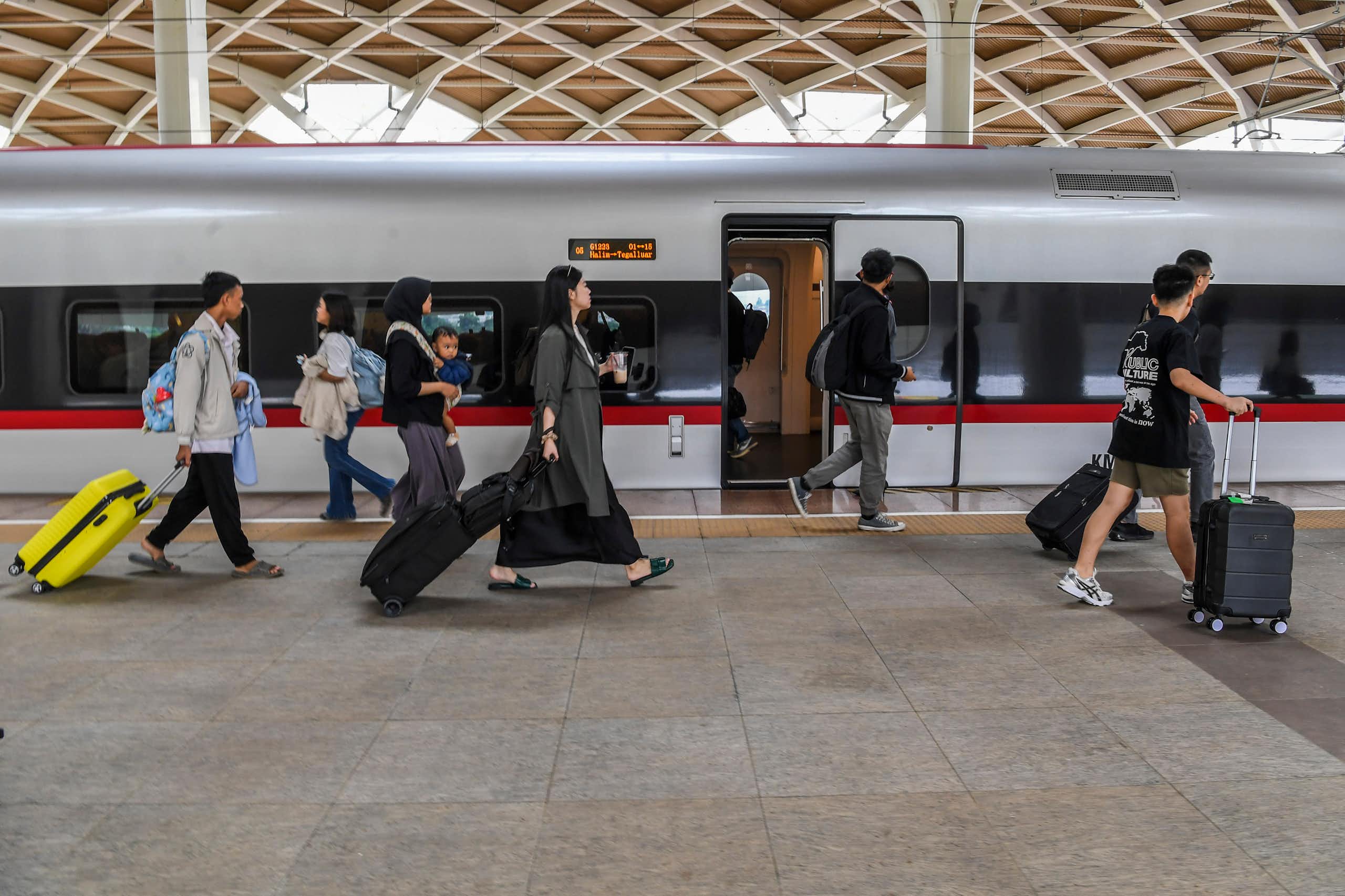 Cek Fakta: Luhut sebut proyek kereta cepat Jakarta-Bandung sudah layak dilanjutkan sampai Surabaya. Benarkah?