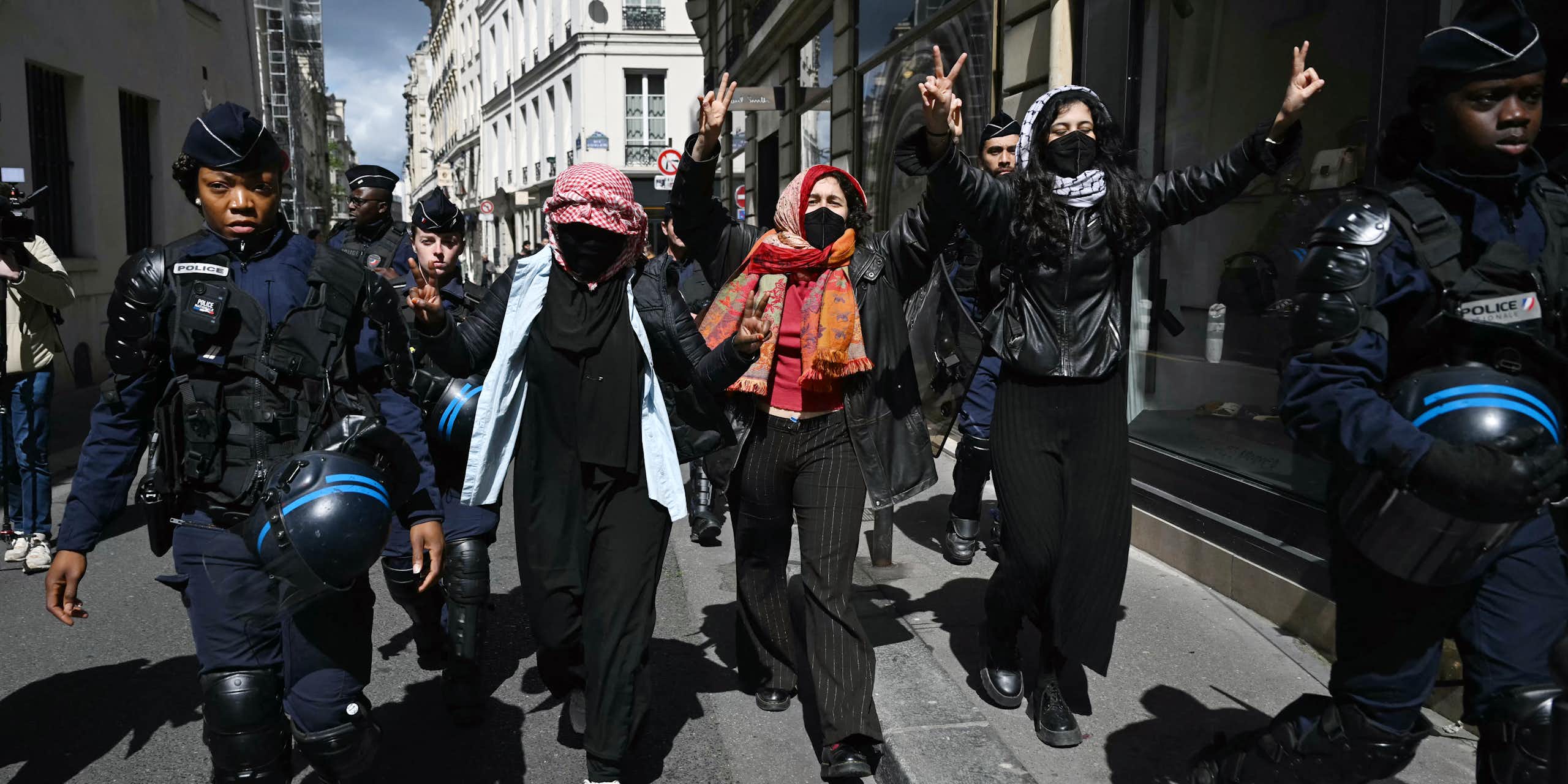 Des manifestants escortés par des gendarmes lors de l'évacuation d'un sit-in pro-Gaza dans le hall d'entrée de Sciences Po Paris, le 3 mai 2024.
