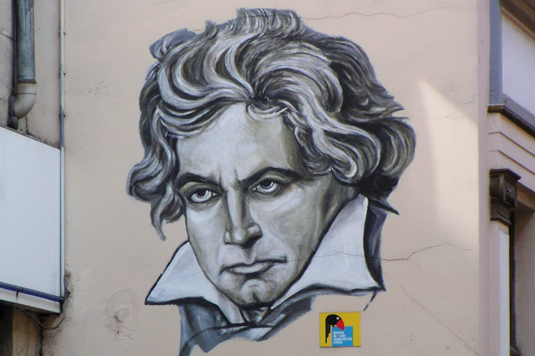 Un dibujo en la calle en Bonn hace referencia a la casa de Beethoven que se encuentra enfrente.
