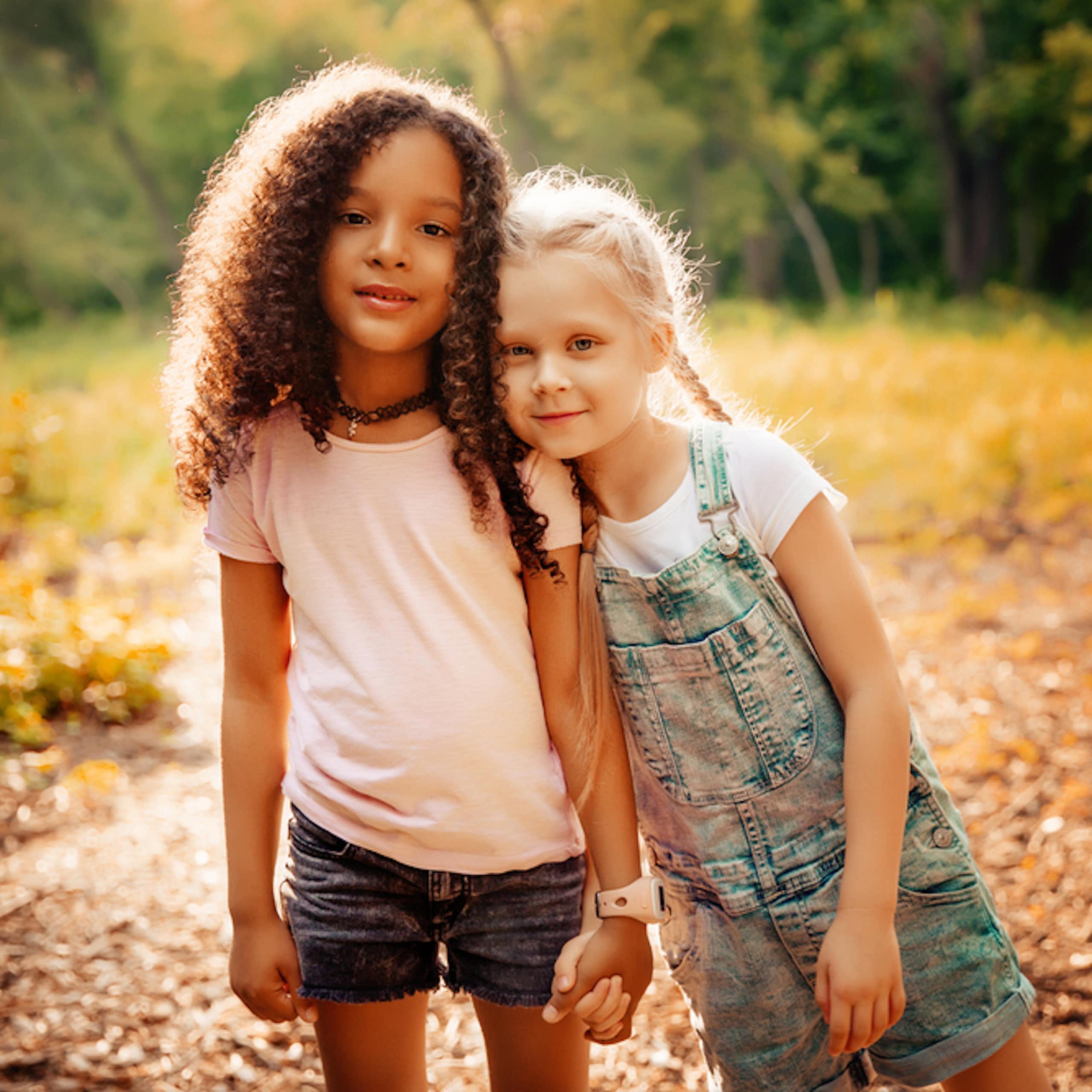 Deux petites filles qui sont amies